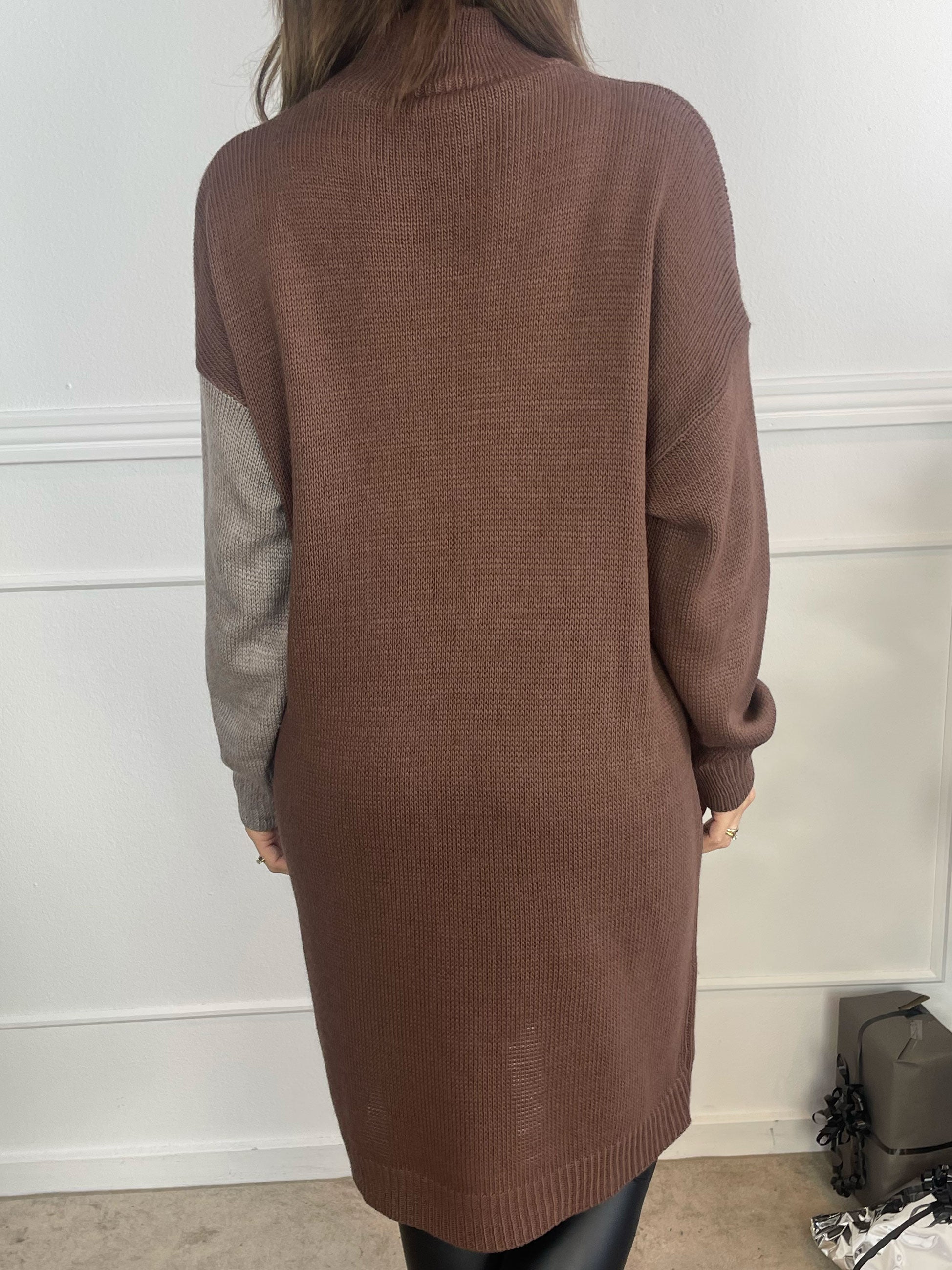 Venezia - Højhalset tofarvet strikkjole